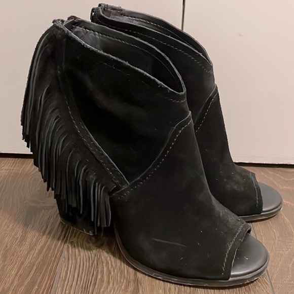 Gianni Bini black suede fringe, peep, toe ankle bootie open toed - Picture 9 of 9